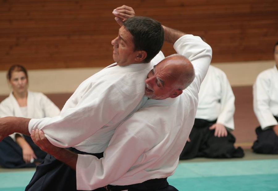 Cours d'aïkido adultes, technique d'immobilisation sur le tatami