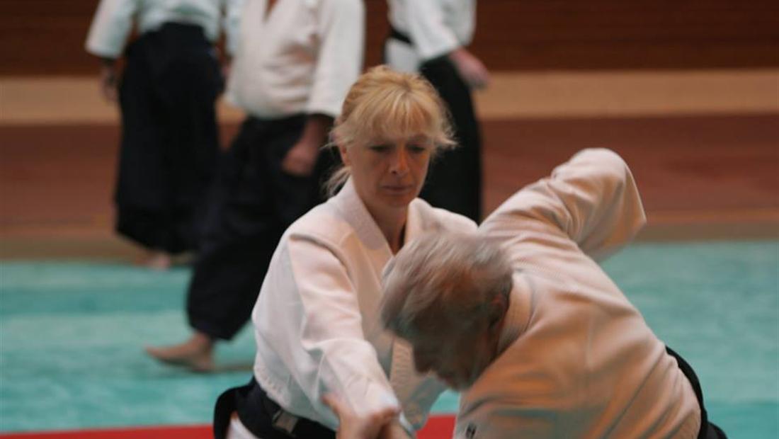 Pratique de l'aïkido sur le tatami du dojo du hall omnisports d'Havré