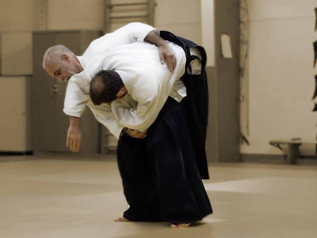 Chute avant exécutée par un pratiquant en hakama