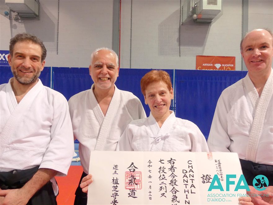 Remise du 7e dan Aikikai à Chantal Danthine, entourée de représentants de l'AFA