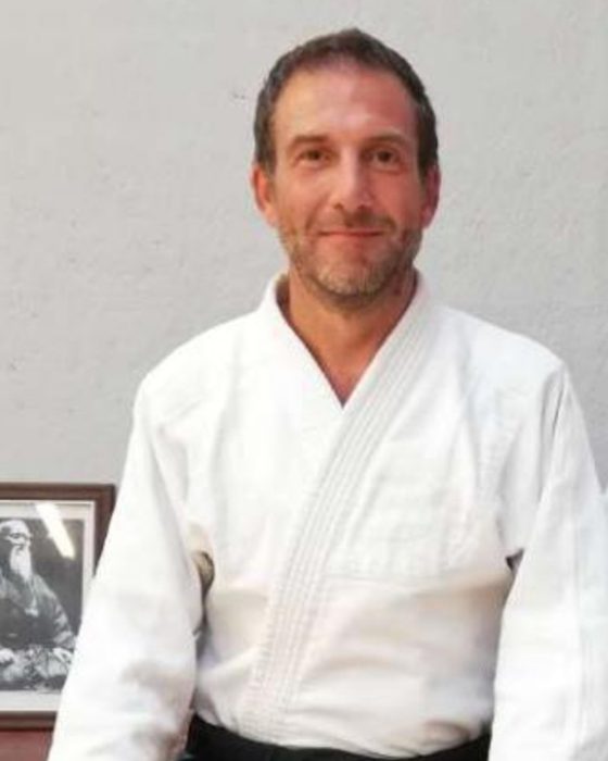 Sandro Calay en keikogi et hakama assis en seiza