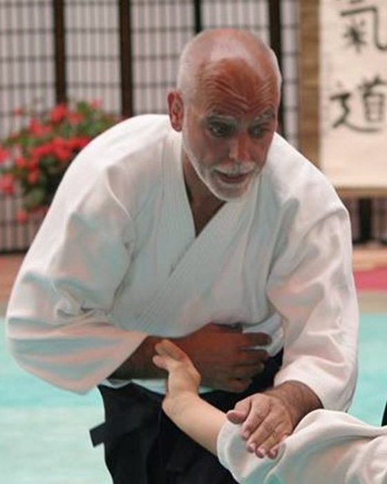 Philippe Gosselin exécutant une technique d'aïkido sur le tatami